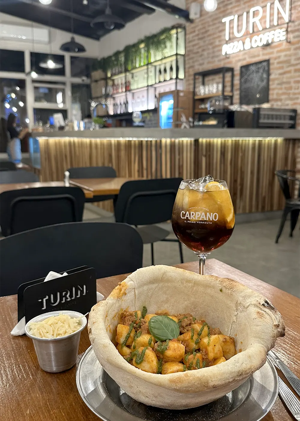 Oferta gastronomica de Turin. Pastas y una copa de vermut