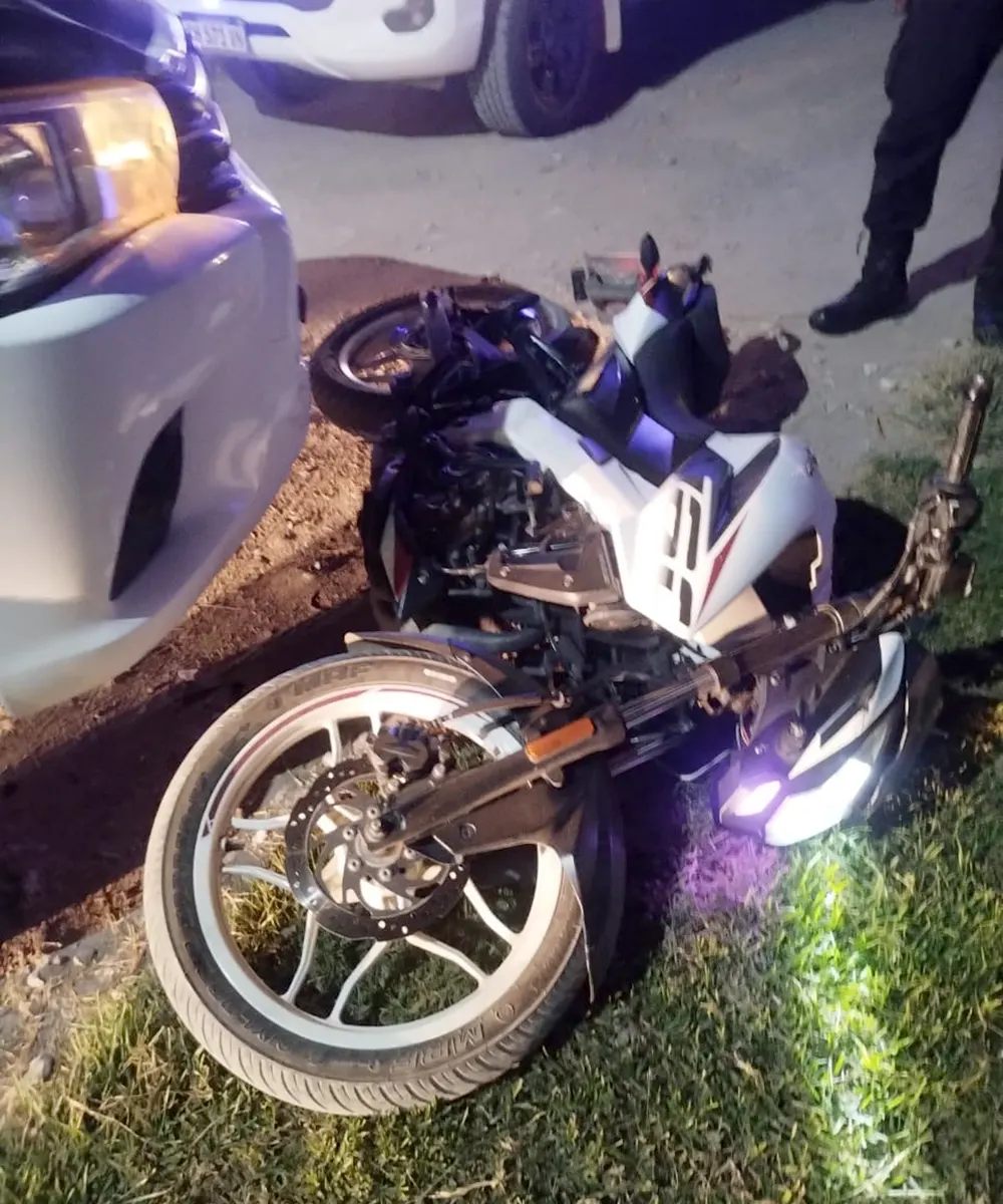 Efectivos policiales incautaron una motocicleta Rowser color blanco