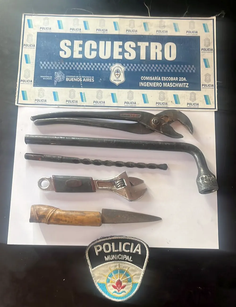 Efectivos policiales incautaron herramientas usadas para cometer el robo.