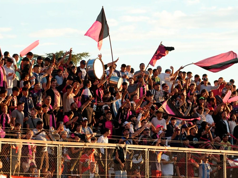 Los hinchas festejando el ascenso al Torneo Federal A
