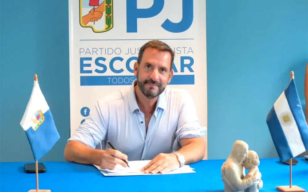 Ariel Sujarchuk firma como presidente del Partido Justicialista