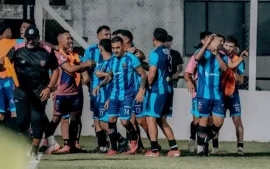 Jugadores de Atlético festejan el triunfo en Chivilcoy