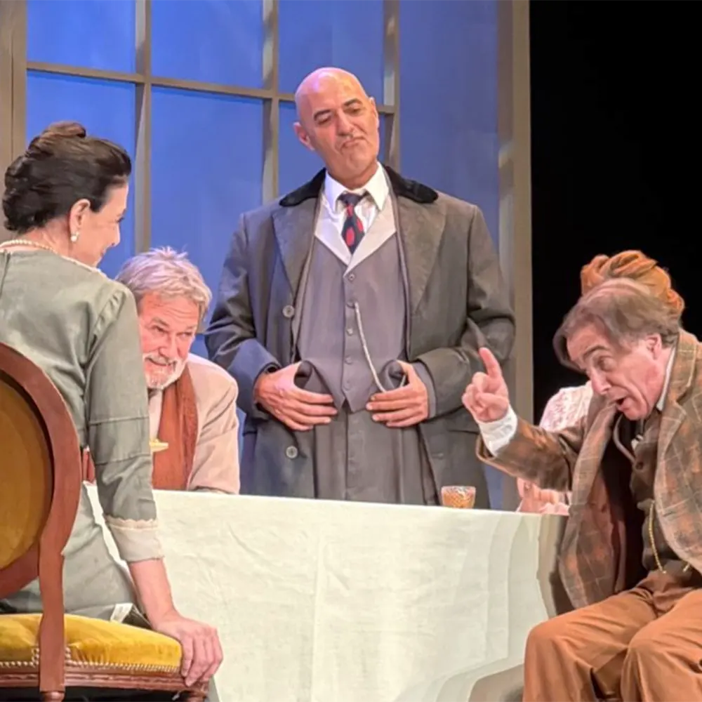 El actor interpreta al Sr. Rumel en Los Pilares de la Sociedad.