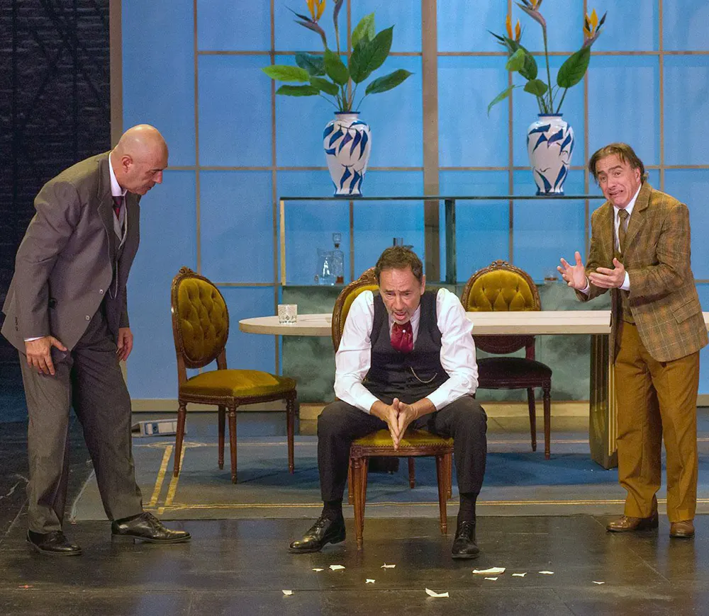 Fernando Sureda junto con el actor Mart&iacute;n Seefeld en una escena de la obra.