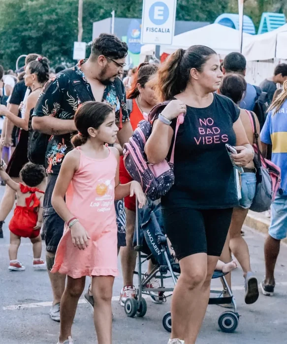 Gente paseando por la peatonal de verano de Gar&iacute;n