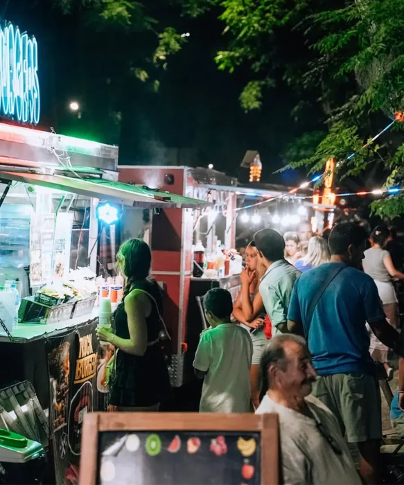 Peatonale de verano en Matheu con carros food truck