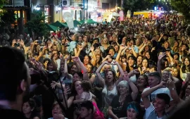 Gente en la Peatonal Ochentosa