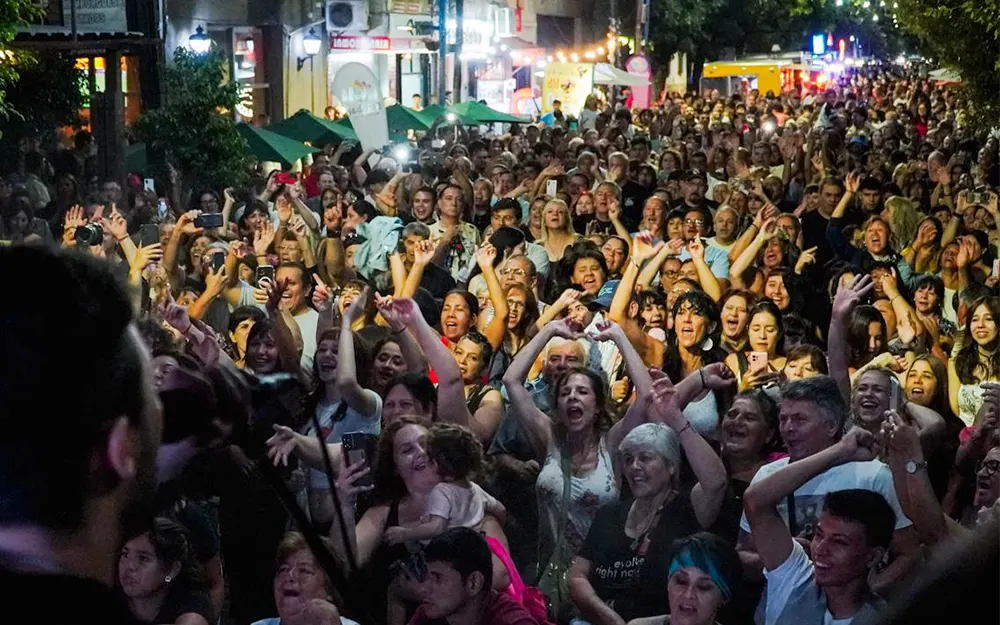 Peatonal Ochentosa 2026 Escobar Gente en la Peatonal Ochentosa