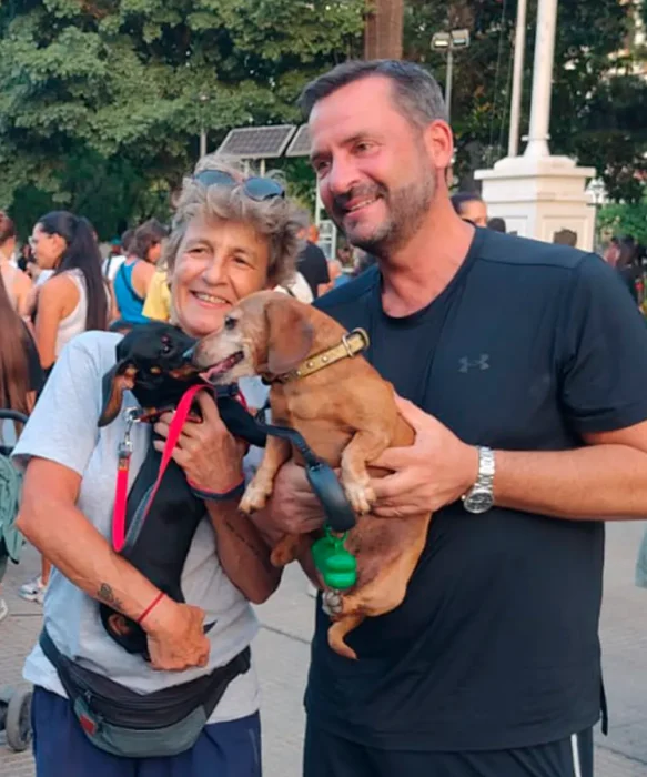 El intentende con su mascota y una vecina,