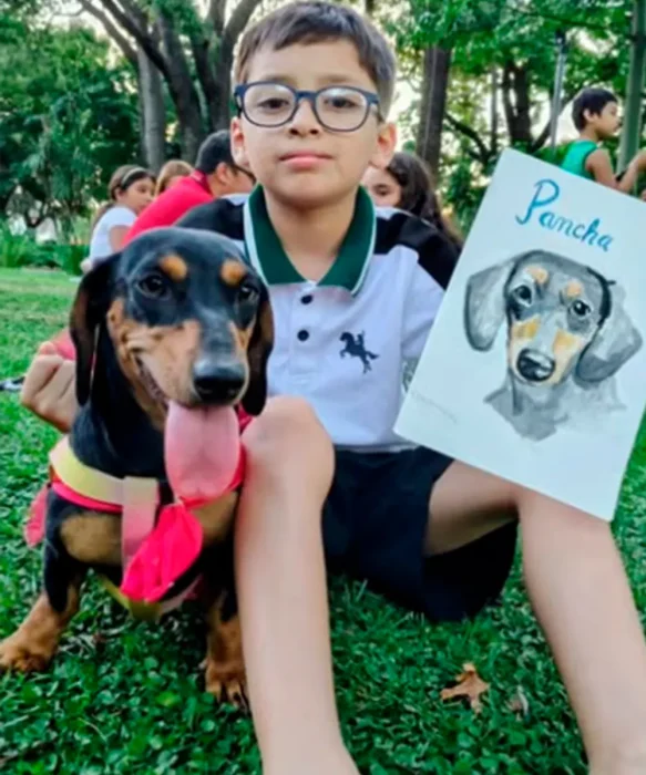 Perros Saslchichas juntos a sus due&ntilde;os.