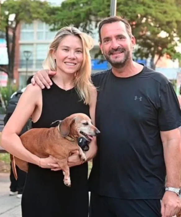 Perros Saslchichas juntos a sus due&ntilde;os.