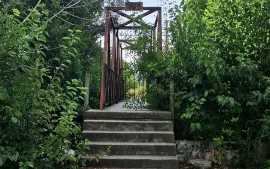 Puente peatonal que cruza el Arroyo Escobar.