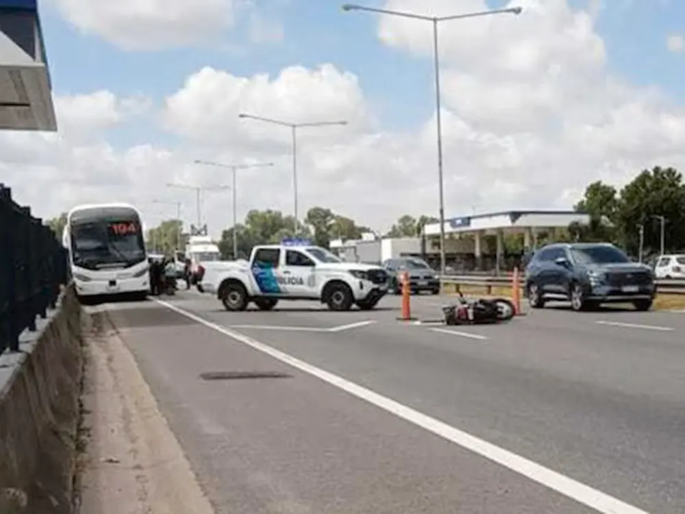 Un violento accidente de tránsito entre un camión, un colectivo y una moto.