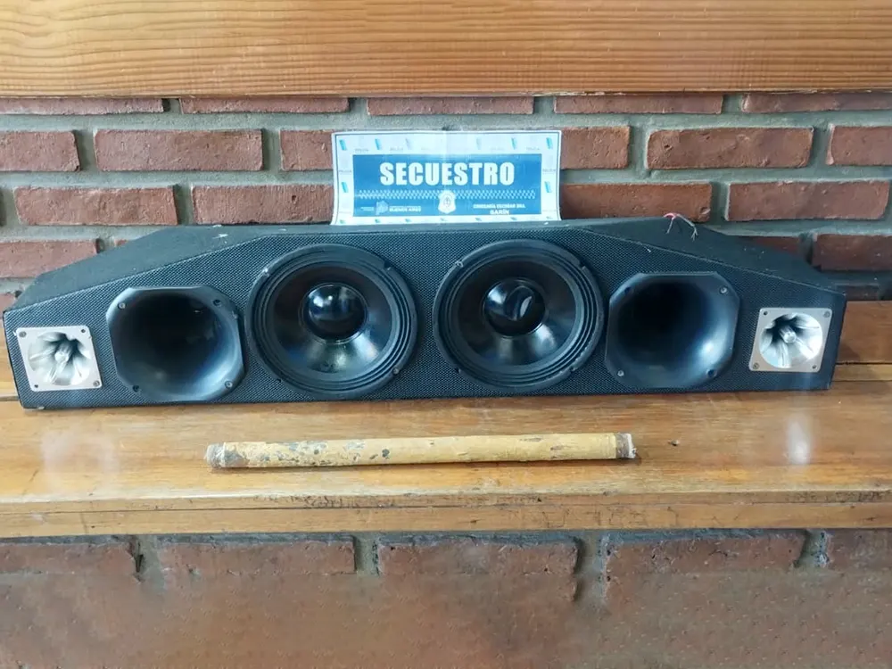 La Polic&iacute;a secuentro la caja ac&uacute;stica de madera y el ca&ntilde;o de gas.