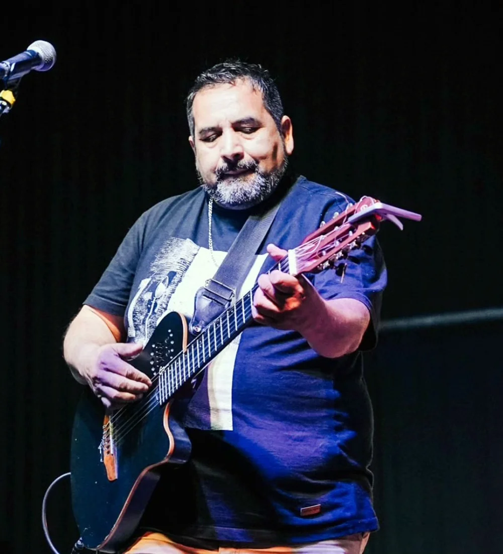 H&eacute;ctor Bustamante tocando una guitarra.