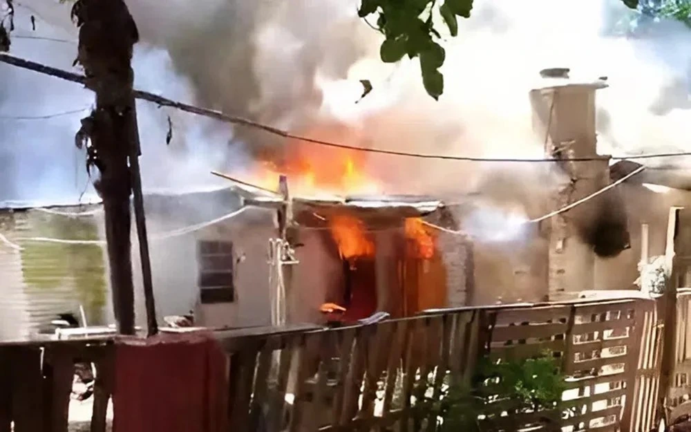 Voraz incendio provocó importantes daños en una vivienda de Loma Verde