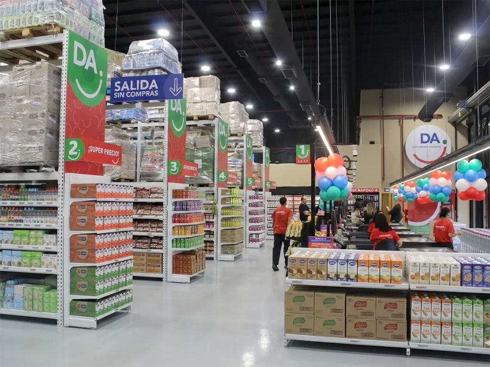 Interior del comercio Don &Aacute;ngel.