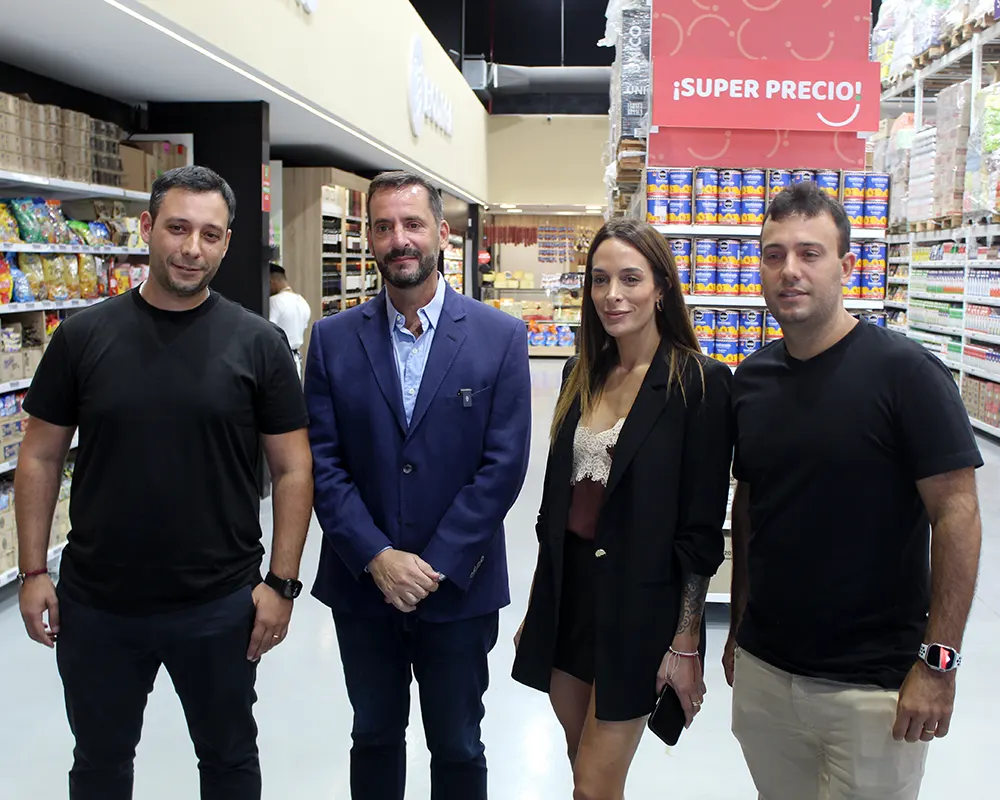 El intendente Ariel Sujarchuk con Mat&iacute;as y Alejandro Lento, due&ntilde;os de Don &Aacute;ngel.