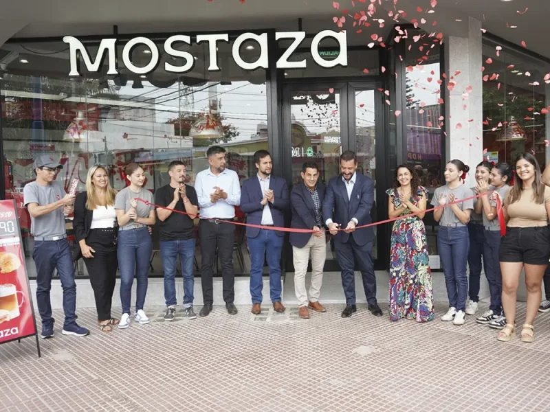 Autoridades de Escobar y el perosonal de Mostaza