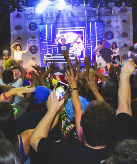 Peatonal Ochentosa con el DJ