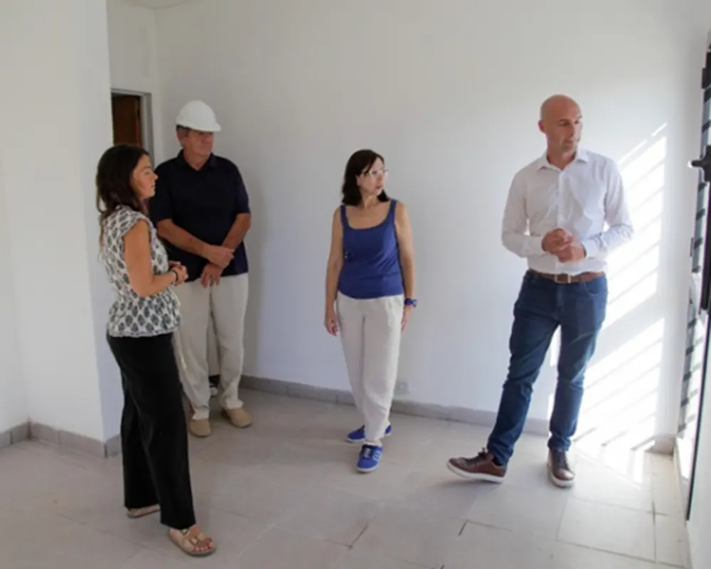 Recorrido de la ministra de H&aacute;bitat y Desarrollo Urbano bonaerense, Silvina Batakis en las 72 viviendas en el Palacio Municipal.