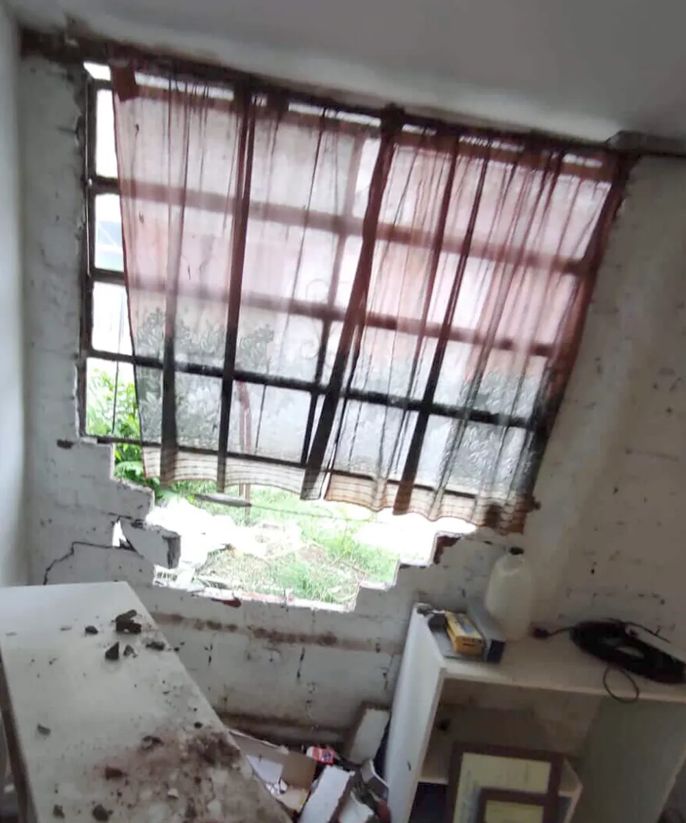 Pared rota en un comercio de Matheu.