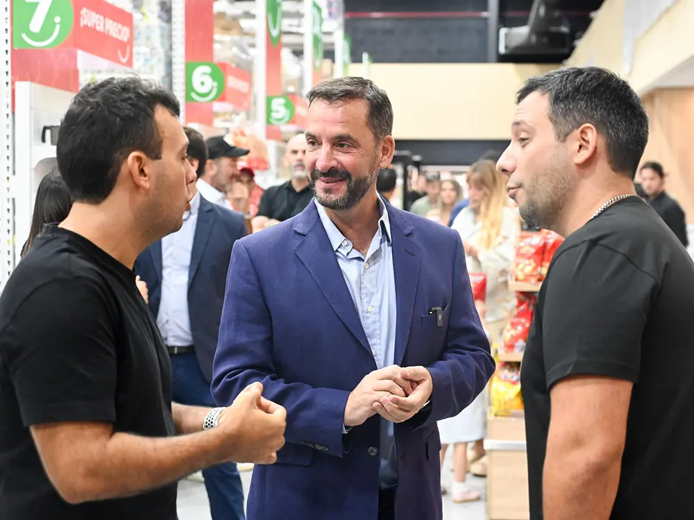 Ariel Sujarchuk dialogando con Mat&iacute;as y Alejandro Lento