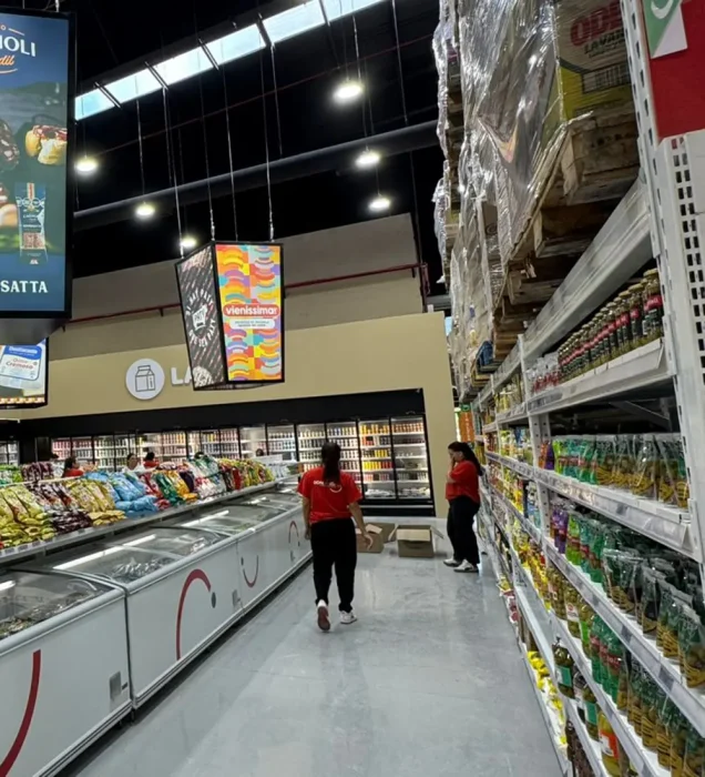 el interior del local, todavía con los últimos preparativos