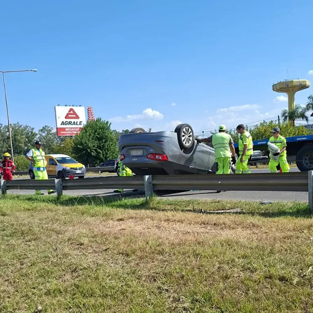 El Chrevolet Cruze volcado en la calzada de la Panamericana.