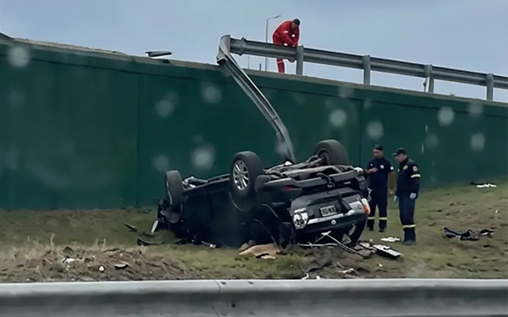 Impactante vuelco en Panamericana: un auto cayó del puente de Los Lagos
