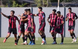 Jugadores de Atlético Escobar festejan un gol