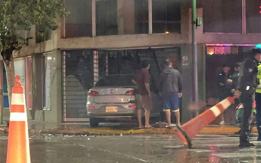 Tres autos chocaron en el centro de Escobar y uno terminó dentro de un local
