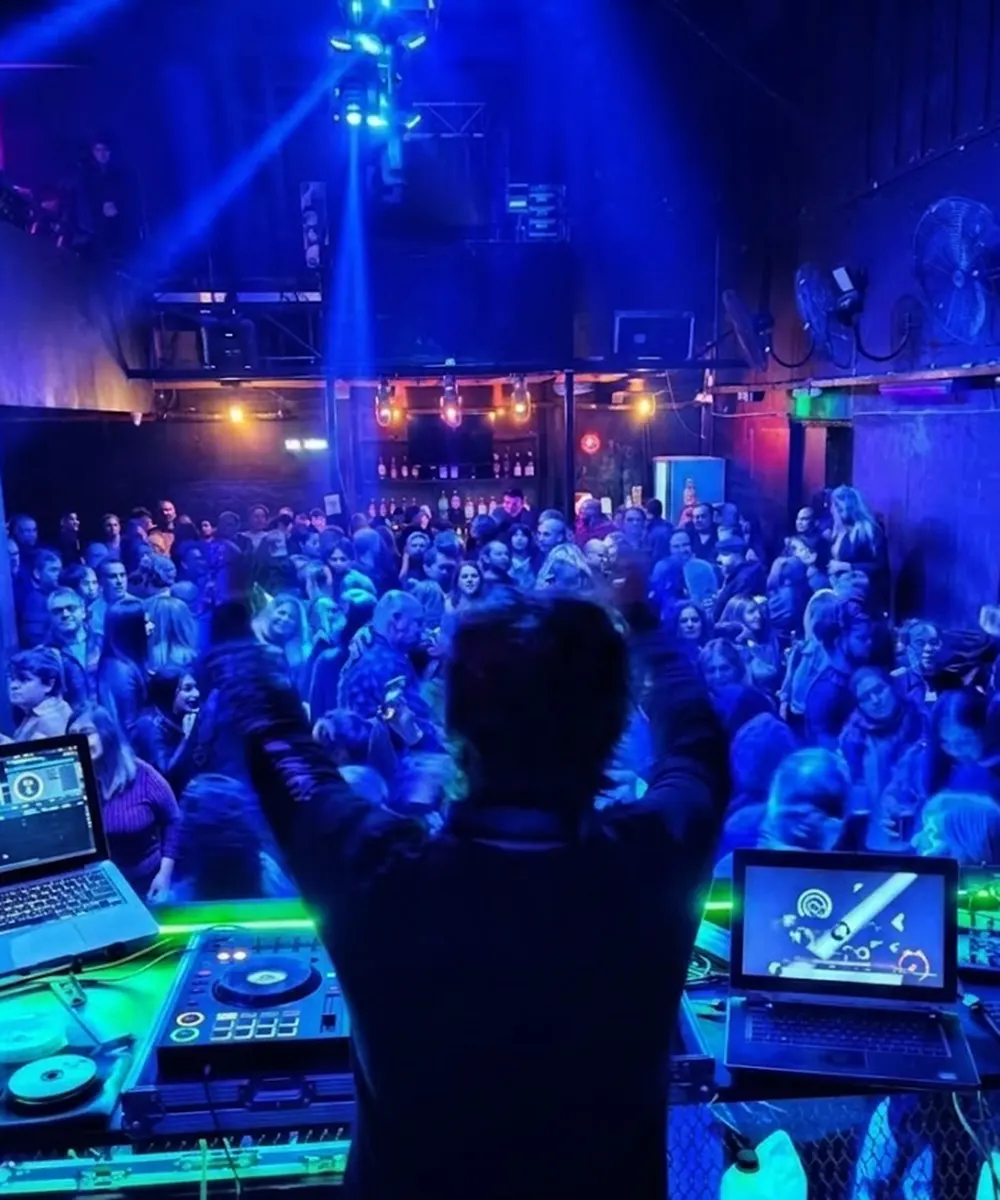 Gente bailando en una disco