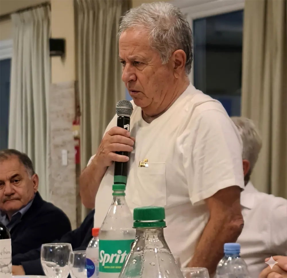 Eduardo Duhalde habla durante el encuentro en La Plata