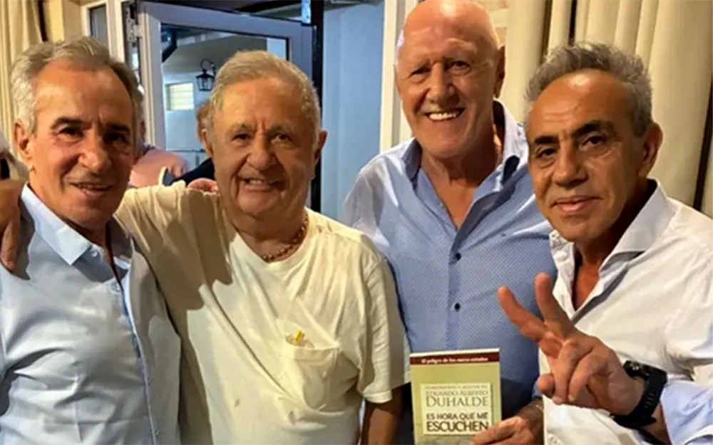 Reapareció Sandro Guzmán: participó de un homenaje a Eduardo Duhalde