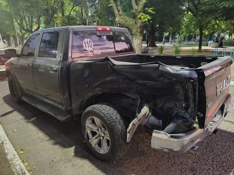 La camioneta sufri&oacute; severos da&ntilde;os, especialmente en su parte trasera, tras el impacto del tren