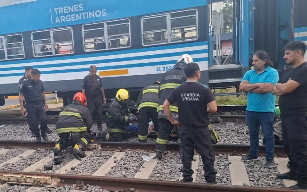 Pudo ser una tragedia: un ciclista fue arrollado por un tren en Matheu