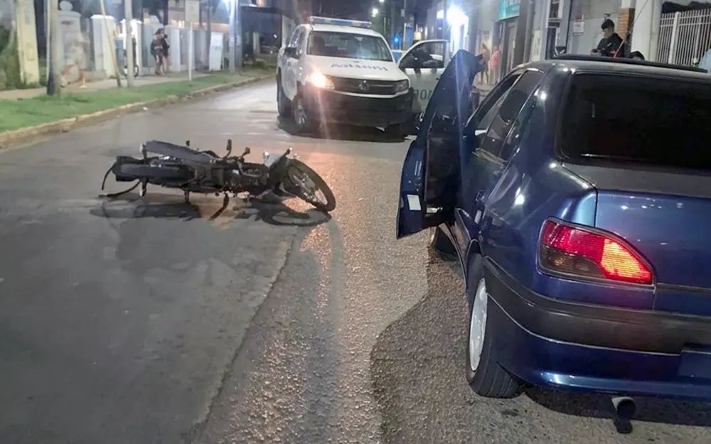 Una motociclista impactó contra un automóvil