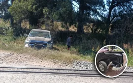 Violento choque entre un tren y una camioneta