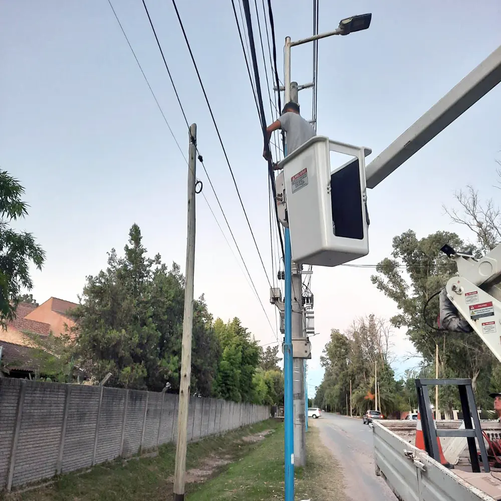Operarios municipales trabajando con hidroelevador para retirar los cables.