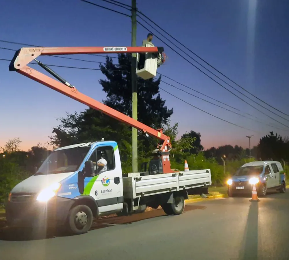 Operarios municipales trabajando durante la noche.