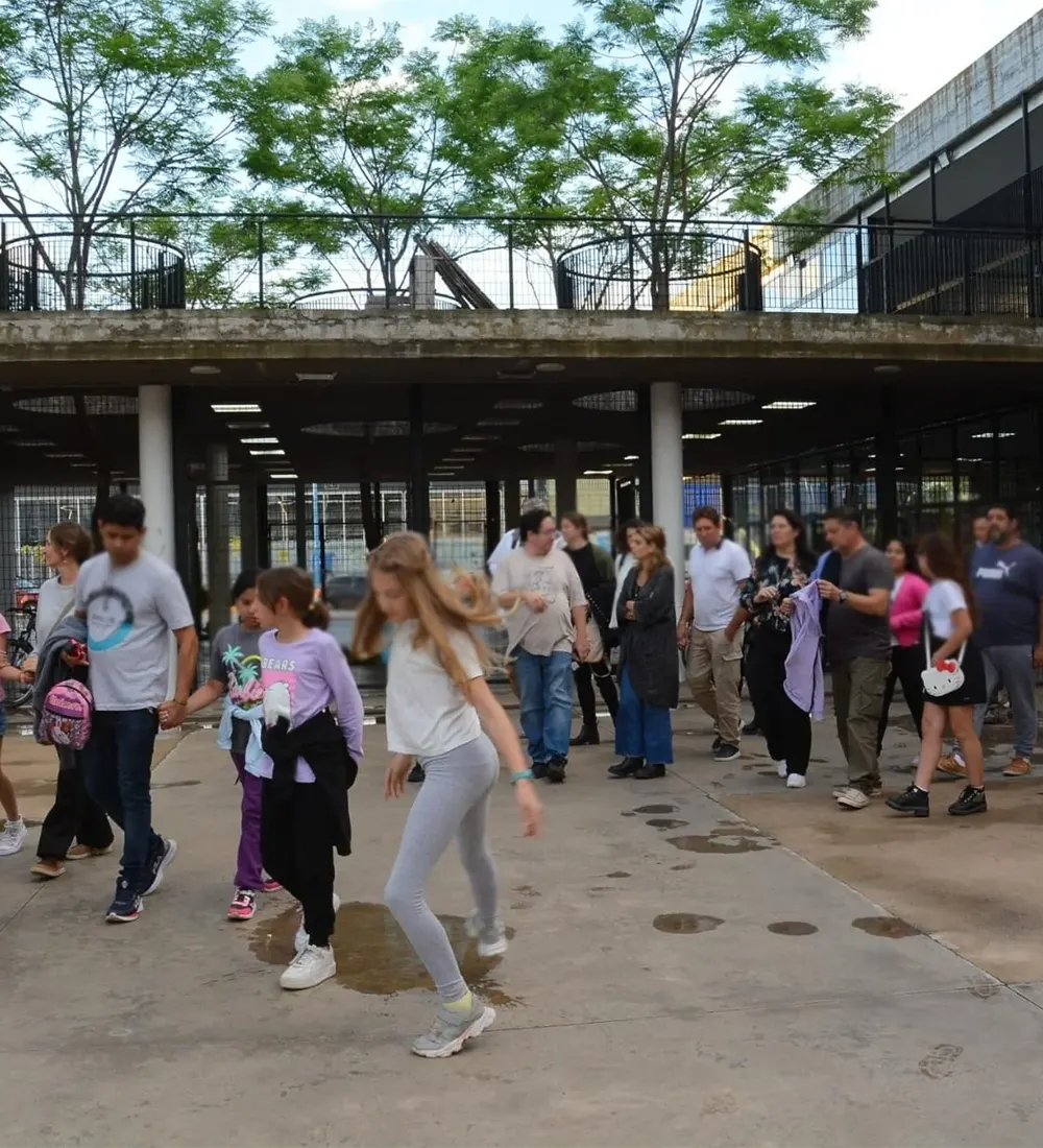alumnos en el patio del colegio preuniversitario