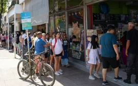 cola para comprar útiles escolares en el centro de Escobar