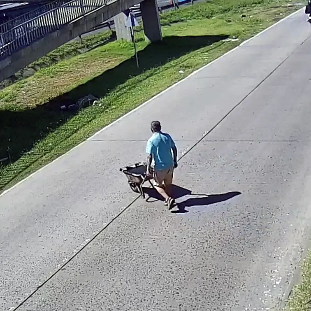 Un vecino de Gar&iacute;n arrojando basura en la v&iacute;a p&uacute;blica.