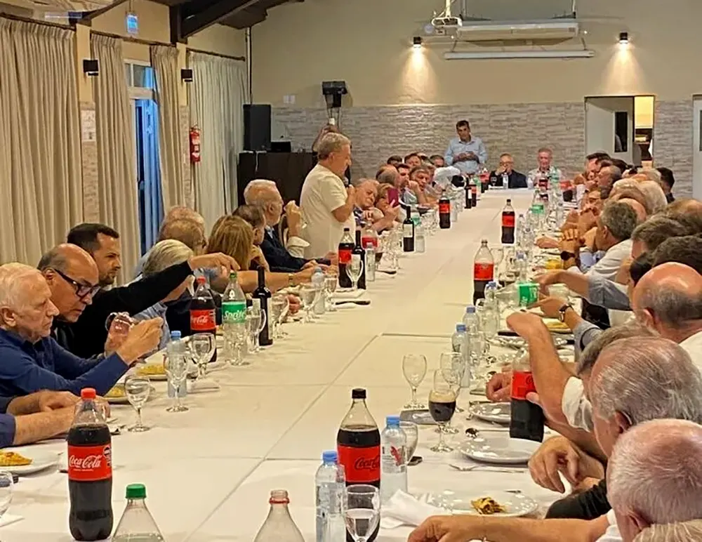 Duhalde habla en la mesa ante los dirigentes que concurrieron al homenaje