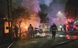 Voraz incendio destruyó una vivienda y un auto en el barrio San Juan