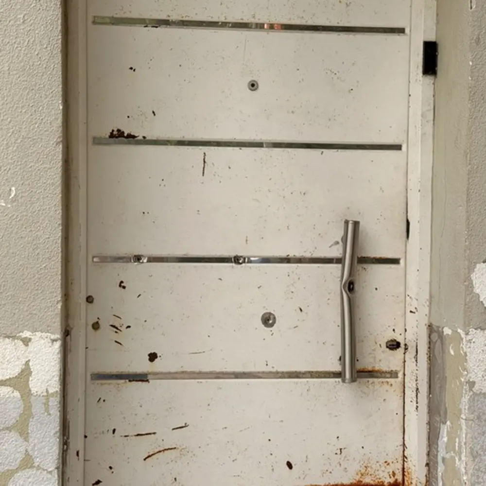 La puerta de la vivienda de Beccar tras los disparos por el sicario que envi&oacute; Arroyo.