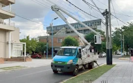 Personal Municipal retirando cableado aéreo peligroso de empresas de telecomunicaciones