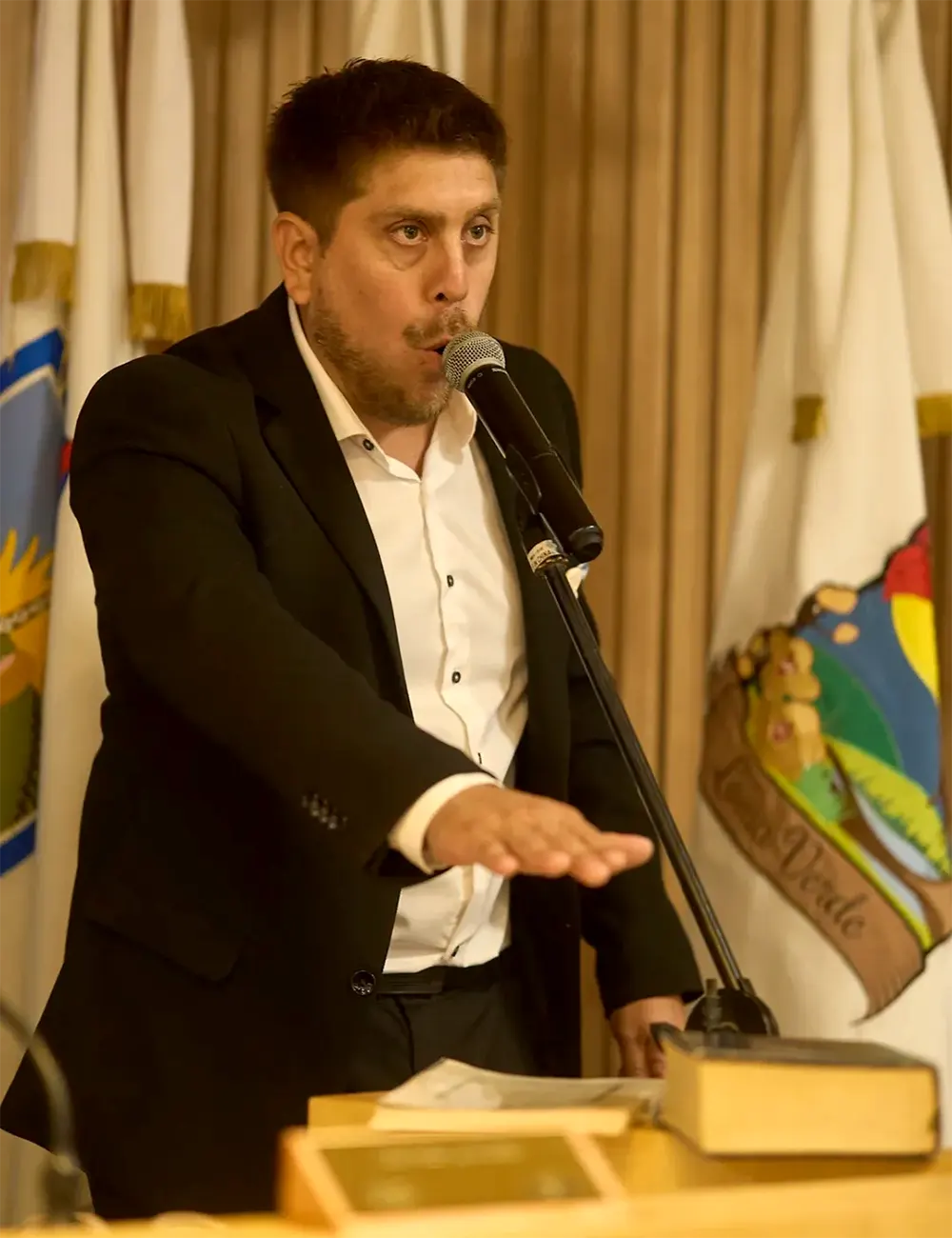 Juan Benavides (segundo suplente) juró en reemplazo de Bufelli que pidió licencia