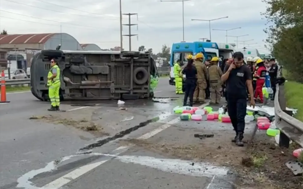 Caos en Panamericana a la altura de Garín por el vuelco de una camioneta